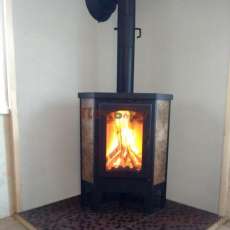 Недорогая печь-камин Бавария Эко угловая с плитой одна конфорка фото в интерьере в Слониме