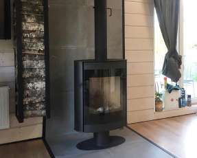 Печь-камин с теплообменником Мета-Бел АОТ 7.0-01 Свитязь фото в интерьере в Слониме
