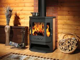 Стальной камин с дровницей Бавария призматик с плитой фото в интерьере в Слониме