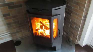 Печь-камин Бавария призматик пристенно-угловой фото в интерьере в Слониме