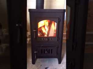 Чугунный недорогой камин со стеклом Бавария Оптима Чугун с плитой фото в интерьере в Слониме