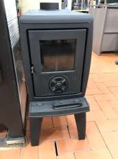 Печь-камин чугунный FireWay Zeige в интерьере Амазонка бай фото в Слониме