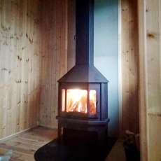 Стальной камин со стеклом Мюнхен угловой чёрный фото в интерьере в Слониме