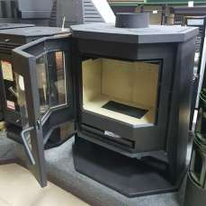 Стальной камин с шамотом Бавария панорама призма с плитой в интерьере фото в Слониме