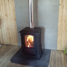 Печь-камин чугунный FireWay Bruno в интерьере чёрный Амазонка бай фото в Слониме