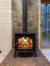 Печь-камин чугунный FireWay Demetra в интерьере Амазонка бай фото в Слониме