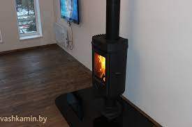 Печь-камин чугунный Invicta Mesnil в интерьере Амазонка бай фото в Слониме