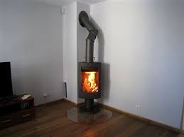 Печь-камин чугунный Invicta Alios в интерьере Амазонка бай фото в Слониме