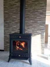 Печь-камин чугунный Invicta Altea в интерьере Амазонка бай фото в Слониме