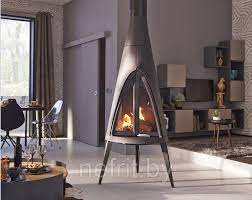 Печь-камин чугунный Invicta Pow-Wow в интерьере Амазонка бай фото в Слониме